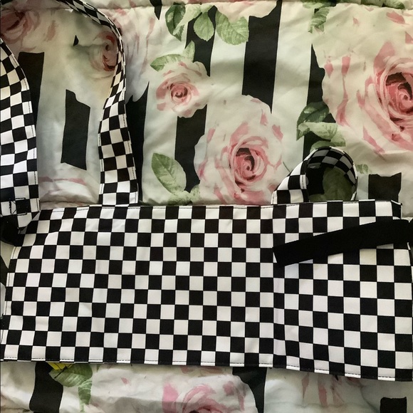 Chinatown Market Fanny - Picture 7 of 7